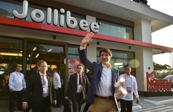 Thủ tướng điển trai Canada gây “bão” khi mua gà rán ở Manila 2