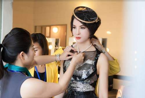 Thanh Mai U50 vẫn đẹp như tiên với váy trăm triệu đính ngàn viên pha lê 2
