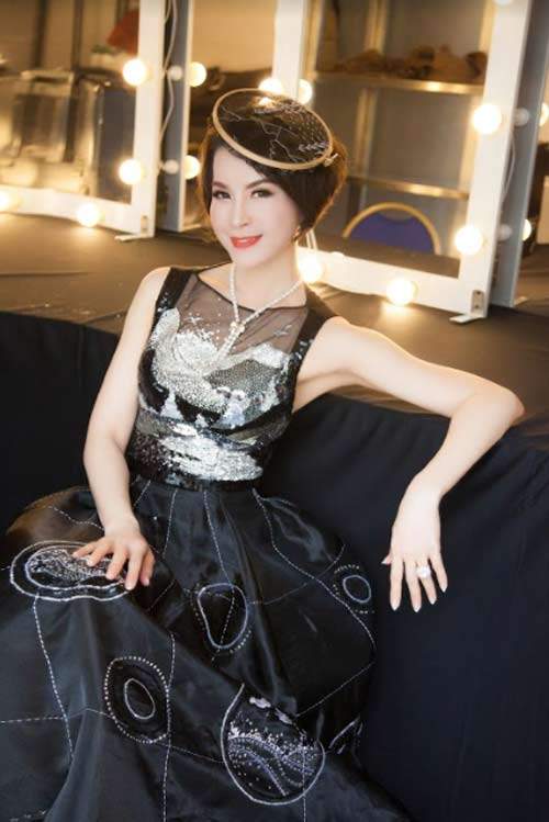 Thanh Mai U50 vẫn đẹp như tiên với váy trăm triệu đính ngàn viên pha lê 3