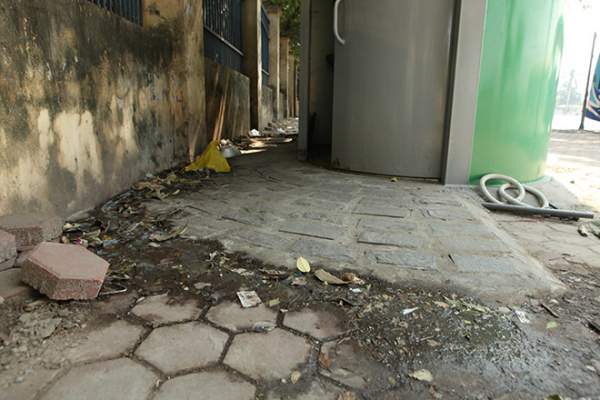 HN: Hàng loạt nhà vệ sinh trăm triệu bị bỏ hoang, cỏ dại mọc um tùm 7