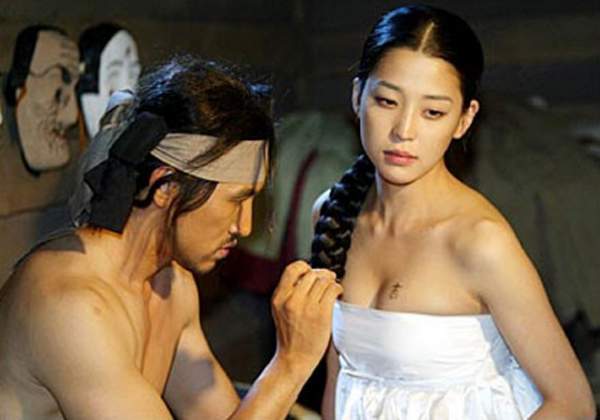 Phim Hàn cũng gây tranh cãi vì hanbok hở nửa ngực 3