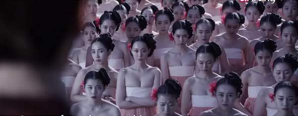 Phim Hàn cũng gây tranh cãi vì hanbok hở nửa ngực 12