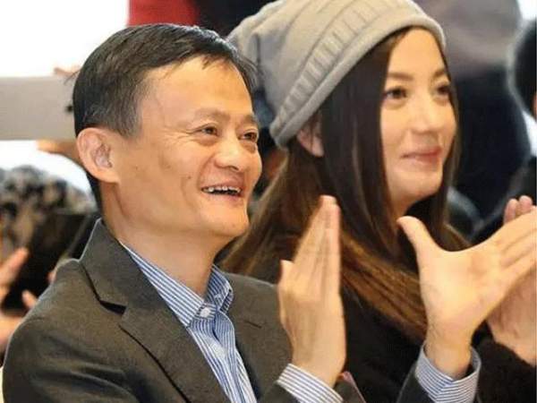 Triệu Vy bị Jack Ma "loại từ vòng gửi xe" 7
