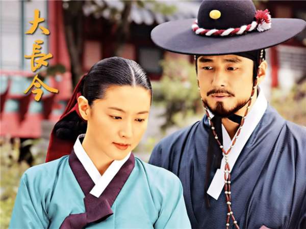Phim Hàn cũng gây tranh cãi vì hanbok hở nửa ngực