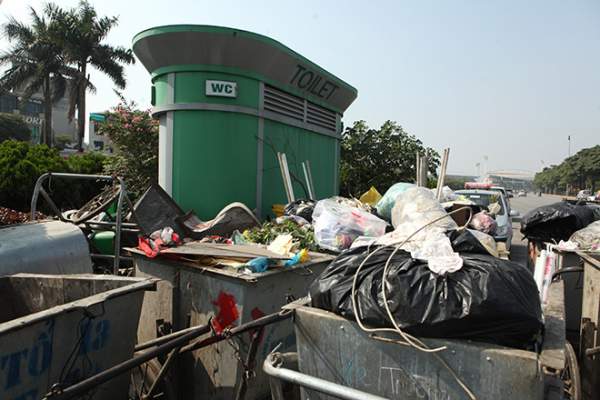 HN: Hàng loạt nhà vệ sinh trăm triệu bị bỏ hoang, cỏ dại mọc um tùm 11