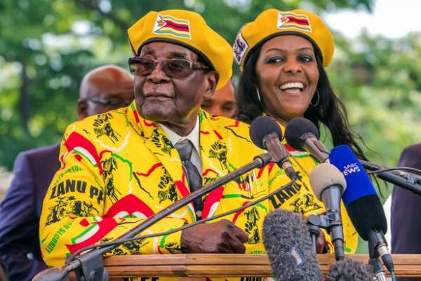 Tổng thống Zimbabwe 93 tuổi mất hết quyền lực sau một đêm?