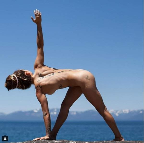 Yoga khỏa thân có gì mà hội chị em thi nhau tập? 2