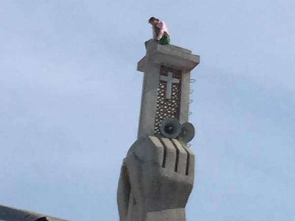 Thanh niên “luyện công” trên nóc chùa ở SG suốt nhiều giờ 6
