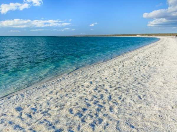Những bãi biển cát trắng đẹp nhất thế giới 11