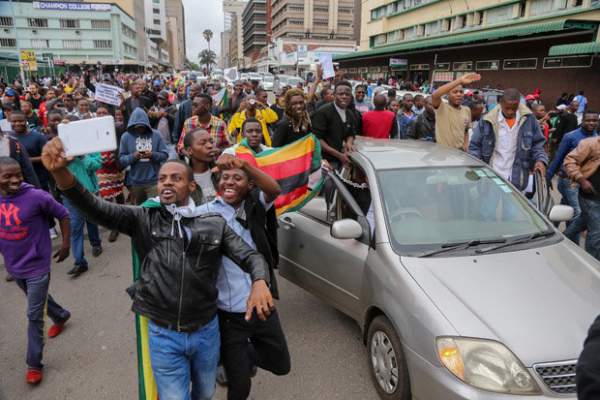 Tổng thống Zimbabwe biến mất khỏi dinh thự trong khi bị quản thúc 2