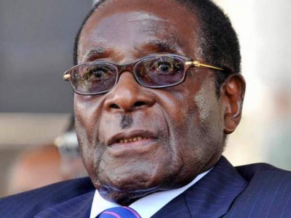 Tổng thống Zimbabwe Mugabe đồng ý từ chức, vợ sẽ được quân đội thả 2