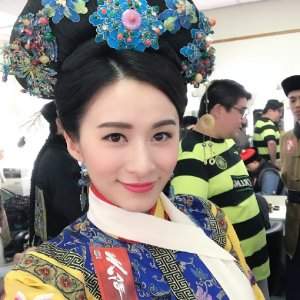 Nữ diễn viên TVB bị chỉ trích vì khoe vòng 1 đến mức phản cảm 7