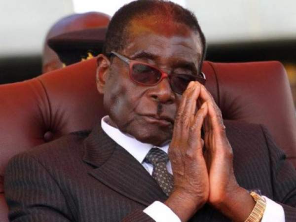 Ông Mugabe bị "học trò" lật bằng chính chiêu của mình 3