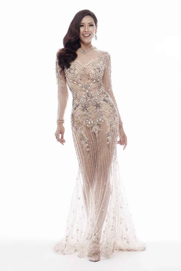 Nguyễn Thị Loan mặc mỏng manh như sương thi Hoa hậu Hoàn vũ 8