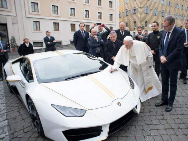 Giáo hoàng từ chối quà tặng xe Lamborghini Huracan