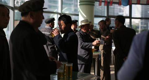 Bị cấm vận bủa vây, Triều Tiên cấm tổ chức uống bia rượu, hát múa
