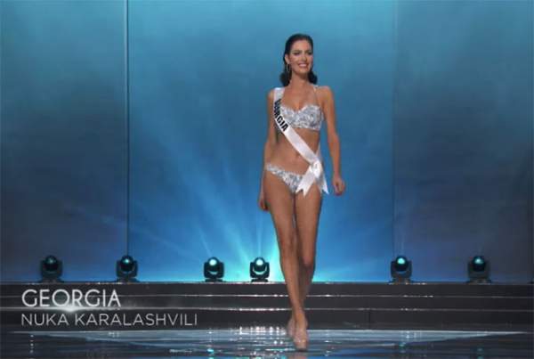 Giữa nước Mỹ xa hoa, thí sinh Hoa hậu Hoàn vũ thi bikini ở sân khấu bị chê "cùi bắp" 8