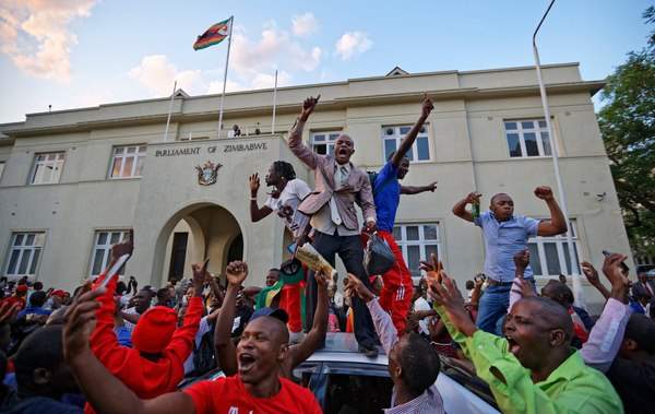 Tổng thống 93 tuổi Zimbabwe từ chức, chấm dứt 37 năm cầm quyền 2