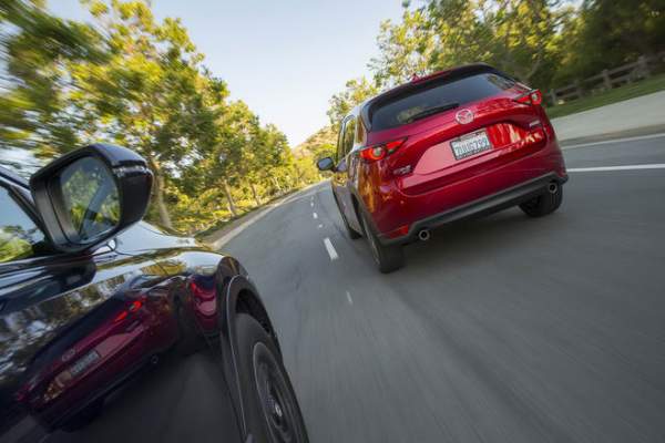 Honda CR-V 2017 & Mazda CX-5 2017: Xe nào tốt hơn? 4