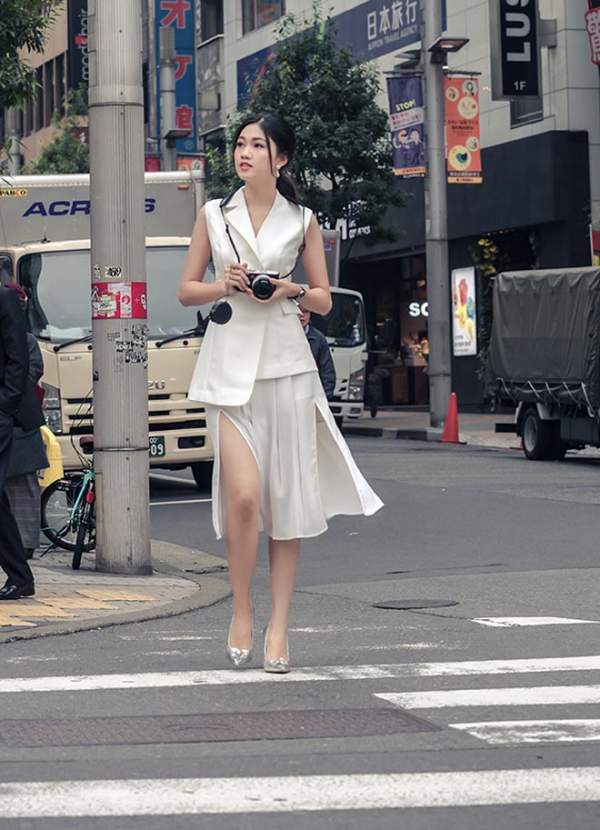 Á hậu Thanh Tú mặc mát mẻ giữa trời giá rét tại Nhật 2