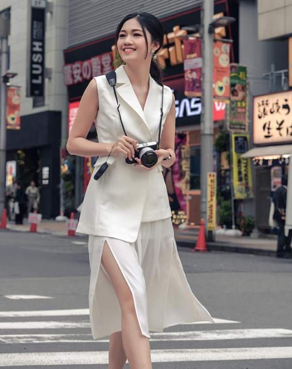 Á hậu Thanh Tú mặc mát mẻ giữa trời giá rét tại Nhật