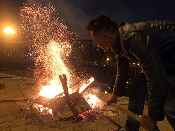 Người Hà Nội đốt lửa sưởi ấm trong đêm rét nhất từ đầu mùa đông 11