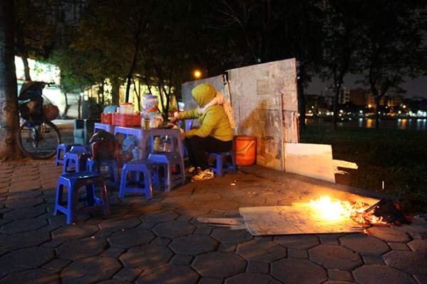 Người Hà Nội đốt lửa sưởi ấm trong đêm rét nhất từ đầu mùa đông 10