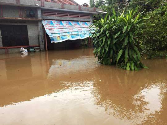 Phú Yên: Nước sông đột ngột lên cao, 1 người bị cuốn trôi 2