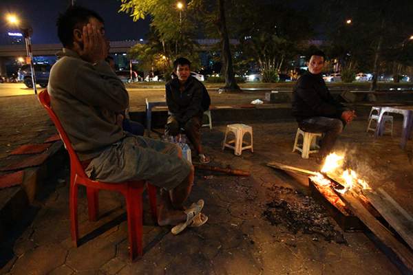 Người Hà Nội đốt lửa sưởi ấm trong đêm rét nhất từ đầu mùa đông 5