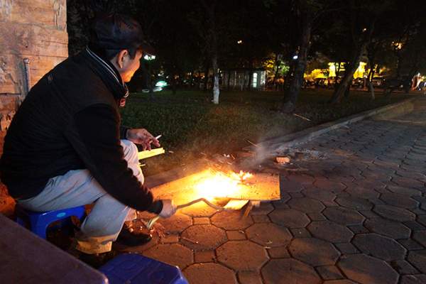Người Hà Nội đốt lửa sưởi ấm trong đêm rét nhất từ đầu mùa đông 6
