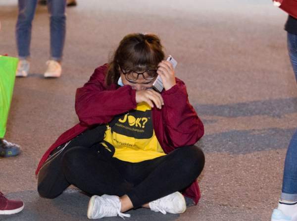 Fan Việt đập kính xe, òa khóc khi gặp thần tượng xứ Hàn 9