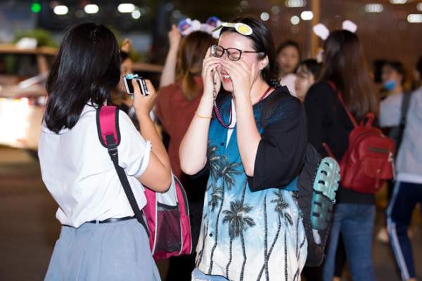 Fan Việt đập kính xe, òa khóc khi gặp thần tượng xứ Hàn 8