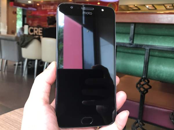 Samsung cười nhạo iPhone, đến lúc Motorola chế giễu Note 8 2