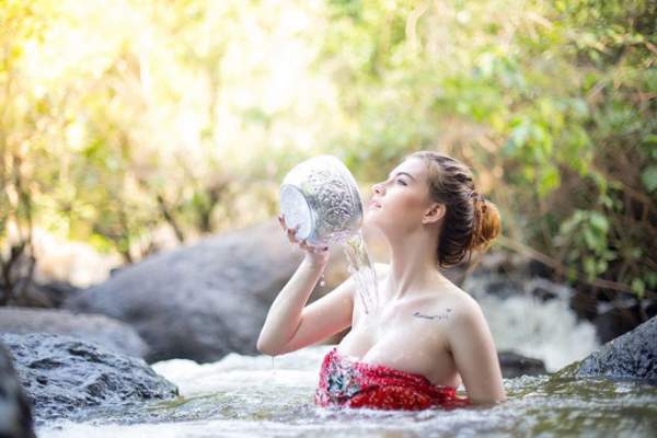 “Nữ thần tắm suối” Thái Lan khoe hình xăm kín bờ vai trắng ngần 11