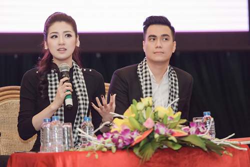 "Bạn gái Noo Phước Thịnh" và "thiếu gia Phan Hải" tông xuyệt tông đen tại sự kiện 5