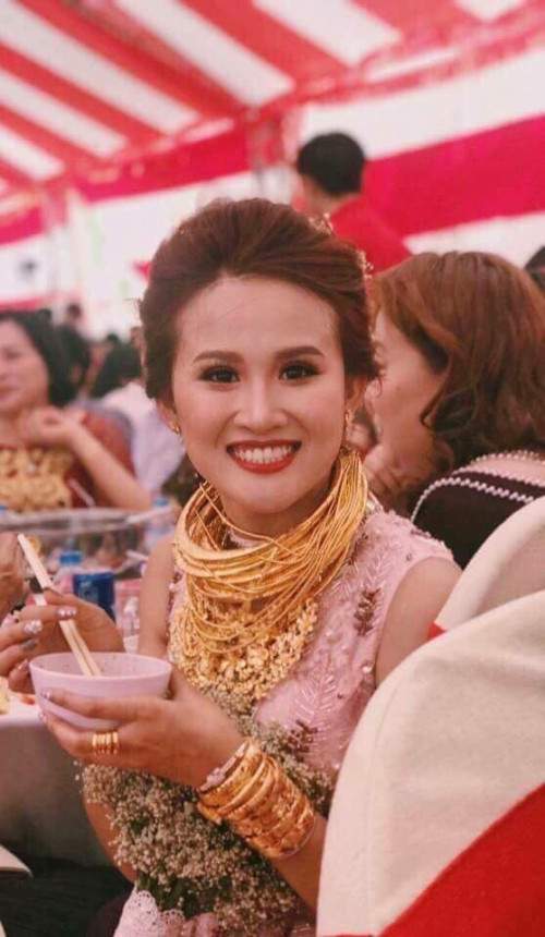 Cô dâu đeo vàng trĩu cổ trong đám cưới "khủng" ở Đồng Nai 8