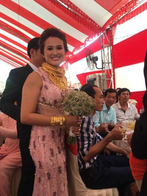 Cô dâu đeo vàng trĩu cổ trong đám cưới "khủng" ở Đồng Nai 7