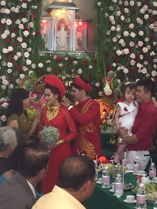 Cô dâu đeo vàng trĩu cổ trong đám cưới "khủng" ở Đồng Nai 9