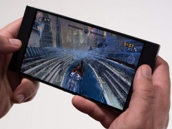 Video mở hộp smartphone chơi game Razer Phone 2