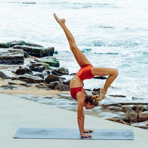"Mỹ nhân yoga" đẹp phát hờn khi mặc bikini tập luyện 4