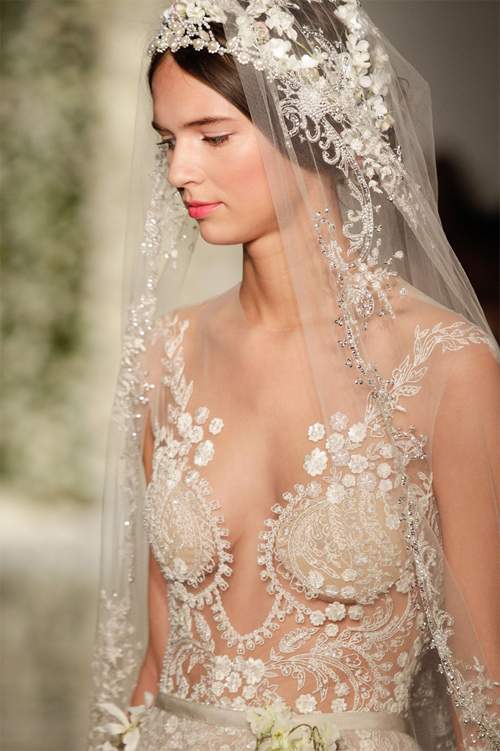 Nàng dâu diện váy cưới như cởi trần liệu có khiến quan khách giật mình? 13