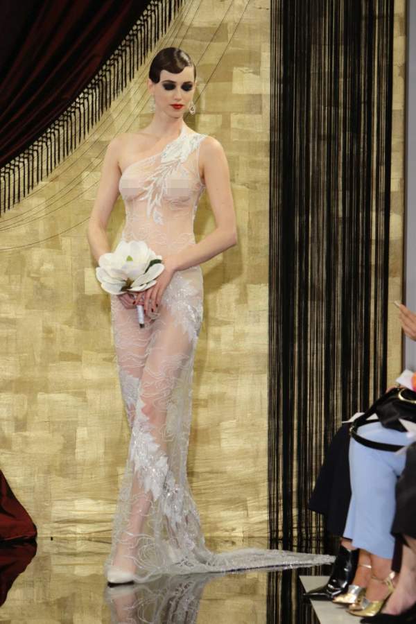Nàng dâu diện váy cưới như cởi trần liệu có khiến quan khách giật mình? 2
