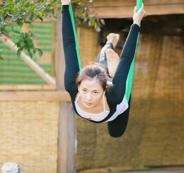 "A Châu" Thiên long bát bộ trẻ như gái 18 nhờ yoga bay lượn 2
