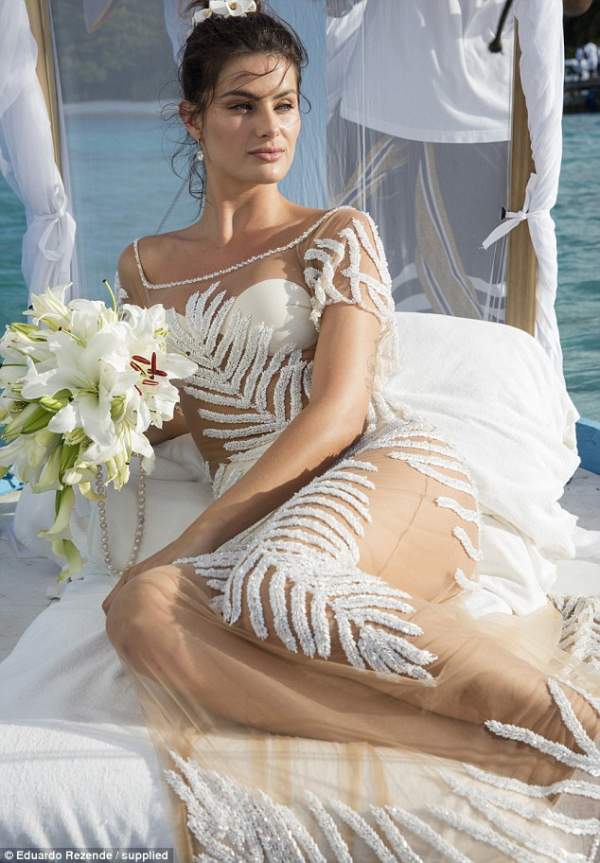 Nàng dâu diện váy cưới mỏng manh liệu có khiến quan khách giật mình? 10
