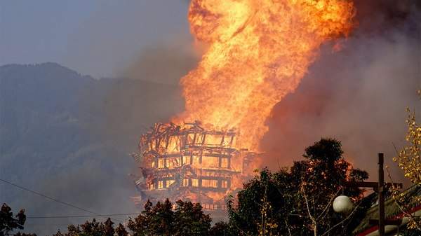 Tháp gỗ cao nhất châu Á cháy rừng rực trong biển lửa 2