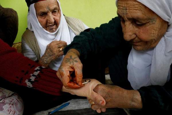 Xăm mình bằng sữa mẹ trộn bồ hóng ở Thổ Nhĩ Kỳ: Mai một tục cổ 2