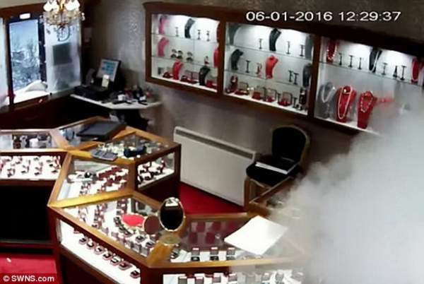 Video: 5 tên cướp Anh lao vào cửa hàng trang sức trấn lột 8 tỉ đồng 2