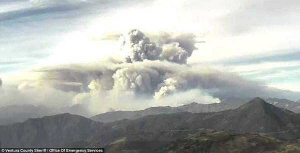 "Mây tận thế" cao 9km xuất hiện trên "hỏa ngục" ở Mỹ 2