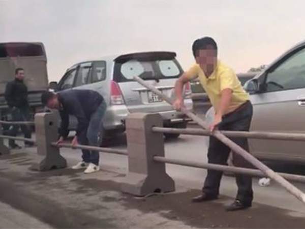 Hà Nội: Tài xế ô tô tháo dải phân cách cầu Thanh Trì để trốn CSGT