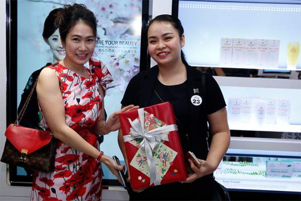 Phi Huyền Trang gợi cảm dự VIP Party showroom dược mỹ phẩm Sakura Nhật Bản 3